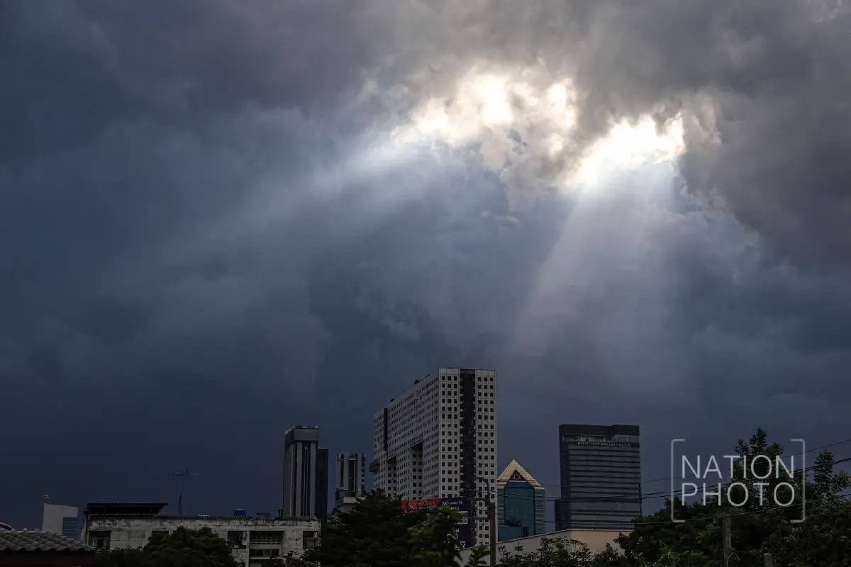 ชมชัดๆ 'ลำแสงสีทอง' ปรากฏการณ์ทินดอลล์ อวดโฉมเหนือฟ้ากรุงเทพฯ