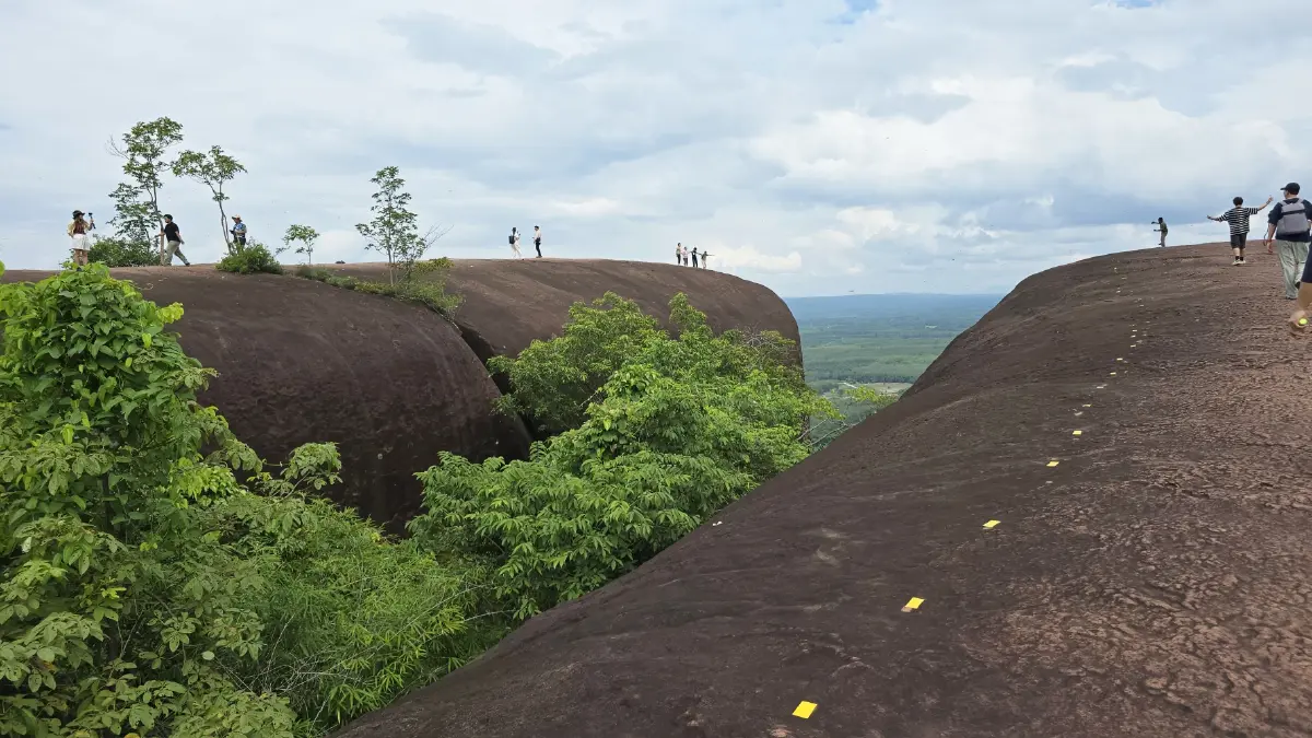 เปิดป่องเอี้ยมเยี่ยมแดนอีสาน ‘ถ้ำนาคา ป่าคำชะโนด’ และ หินสามวาฬ