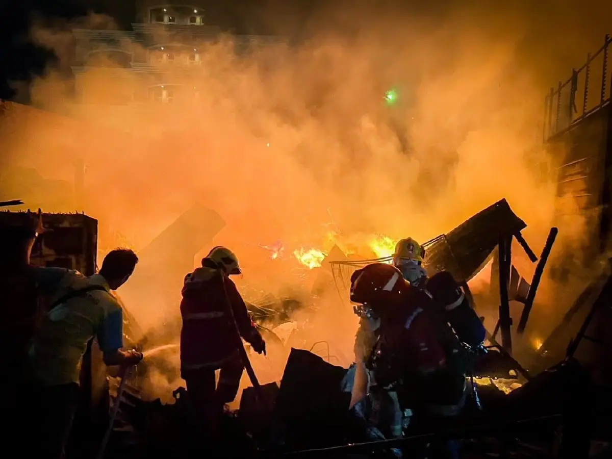 ไฟไหม้บ้านไม้กลางดึก ซอยนนทรี 14 เขตยานนาวา เพลิงไหม้วอดทั้งหลัง