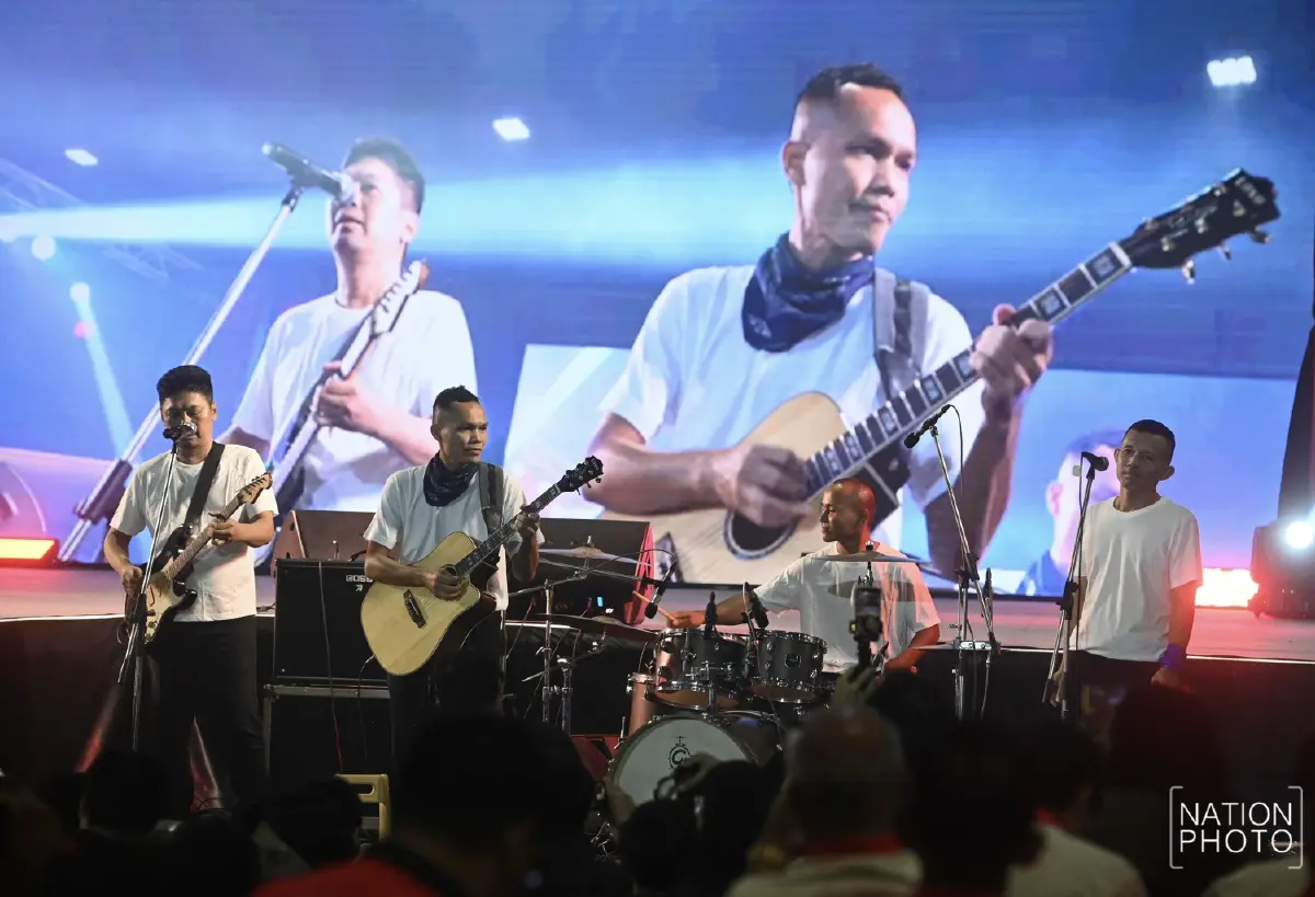 เสก โลโซ คัมแบ็ค นำทีมวงมีนบุรีขึ้นเวทีคอนเสิร์ต แอ๊ด คาราบาว ร่วมแจม