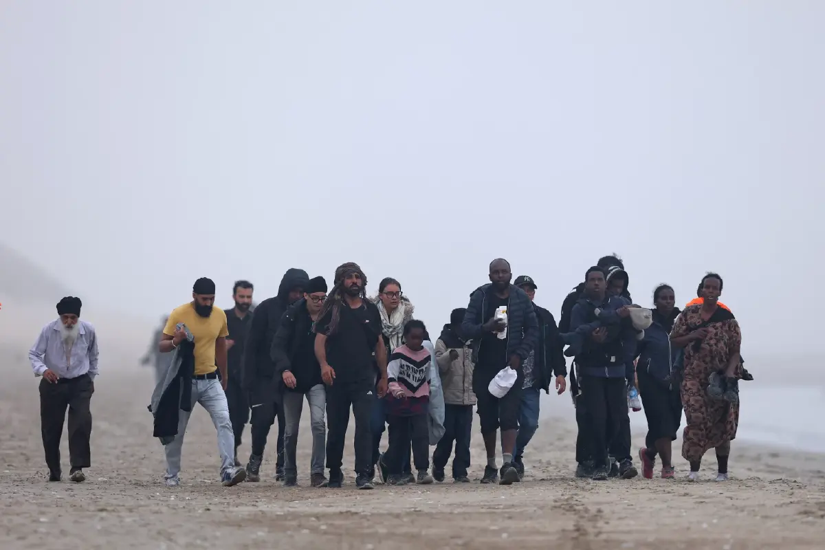 ผู้อพยพนั่งเรือยางเข้า ‘อังกฤษ’ ทุบสถิติ รัฐบาลออกกฎหมายสกัดกั้น