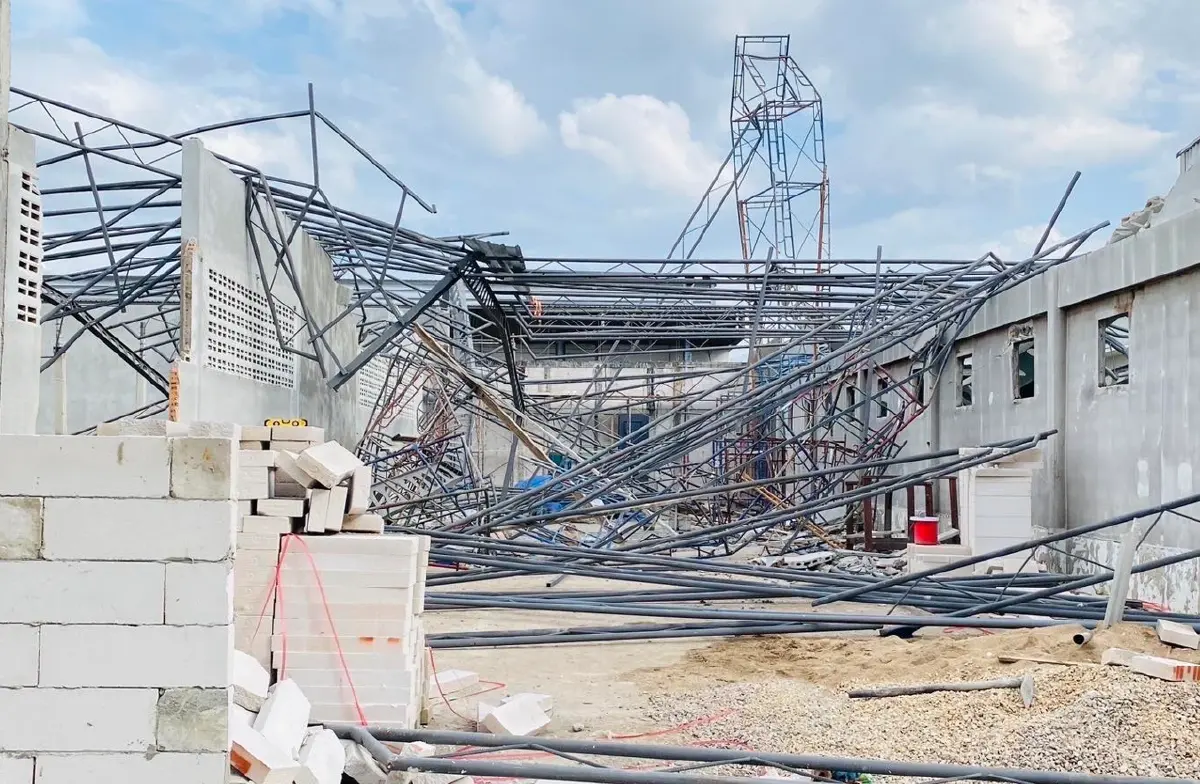 โครงสร้างอาคารเหล็ก ถล่ม ที่เวียงป่าเป้า คร่า 1 ชีวิต บาดเจ็บอีก 6