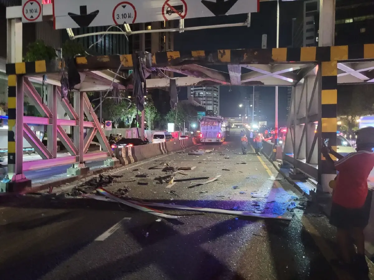 ด่วน เกิดอุบัติเหตุ รถบัส 2 ชั้น ชนคานกั้นความสูง สะพานข้ามแยกพญาไท