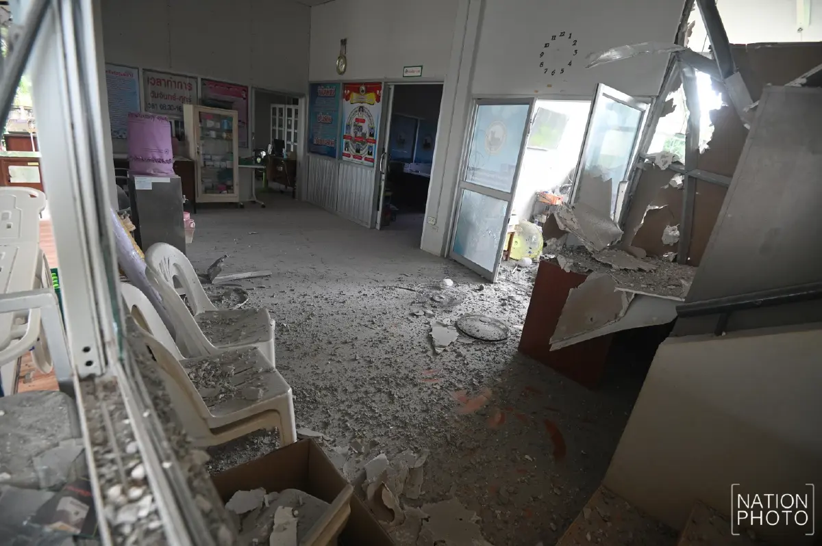 ภาพความเสียหาย รพ.สต.ศรีสะเกษ หลังถูกกระสุนปืนใหญ่กัมพูชาถล่ม