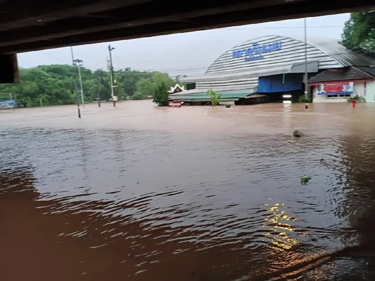 ตากวิกฤตหนัก น้ำท่วมตลาดริมเมยทะลัก 2 เมตร รถเล็กจมมิดห้ามผ่าน