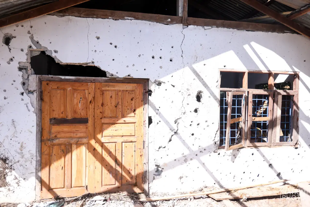 เปิดภาพความเสียหาย บ้านเรือนพังยับ หลังกัมพูชายิงจรวด BM-21 โจมตี