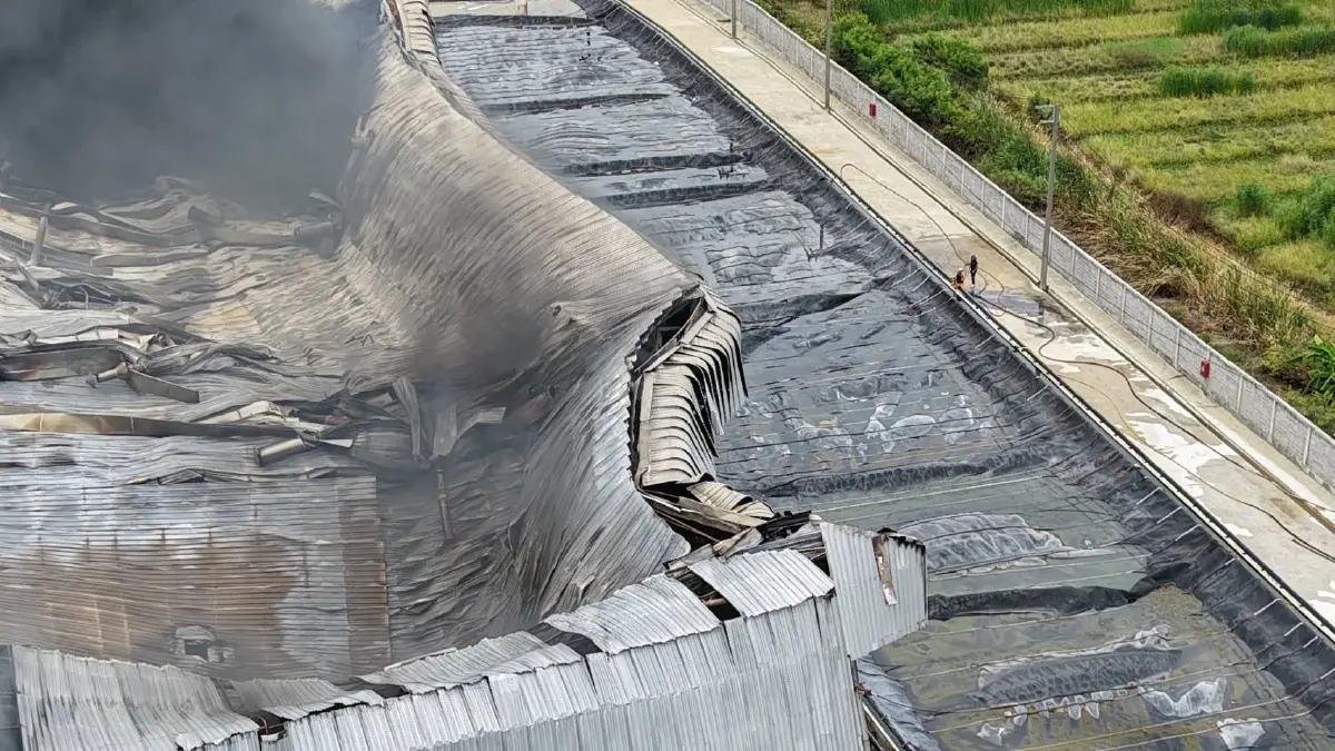 ไฟไหม้โรงงานยาง เมืองสมุทรสาคร เหตุท่อส่งน้ำมัน เร่งคุมเพลิงด่วน