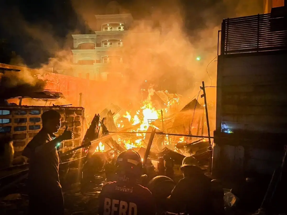 ไฟไหม้บ้านไม้กลางดึก ซอยนนทรี 14 เขตยานนาวา เพลิงไหม้วอดทั้งหลัง