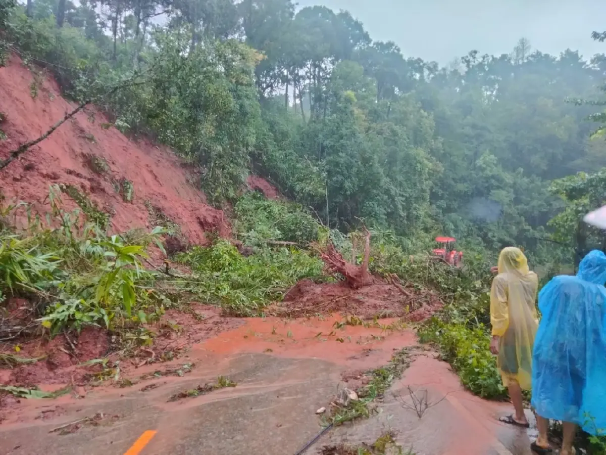 น้ำท่วมน่านอ่วม ฝนตกหนักถล่ม ทุ่งช้าง-เชียงกลาง ปภ. เตือนดินถล่ม