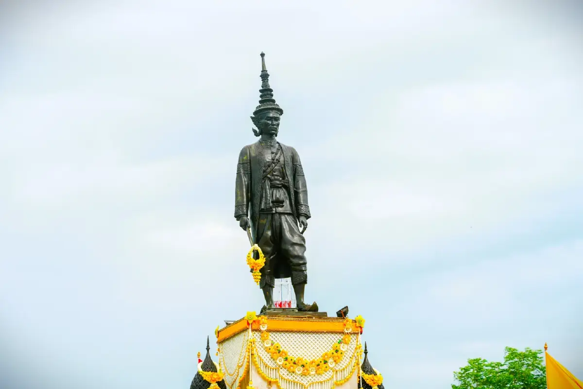 ผู้แทนพระองค์ถวายราชสักการะ พระบรมราชานุสาวรีย์สมเด็จพระนารายณ์มหาราช