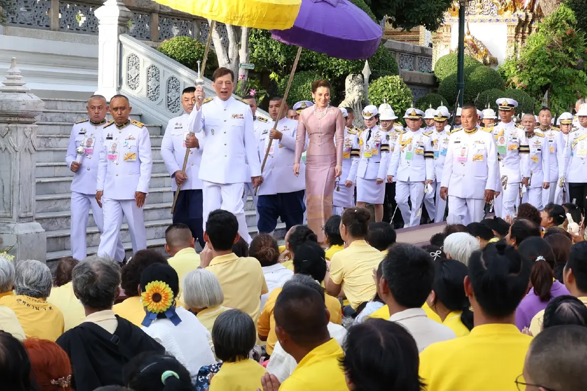 ในหลวง-พระราชินี เสด็จฯ ทรงเปลี่ยนเครื่องทรงฤดูฝน พระแก้วมรกต
