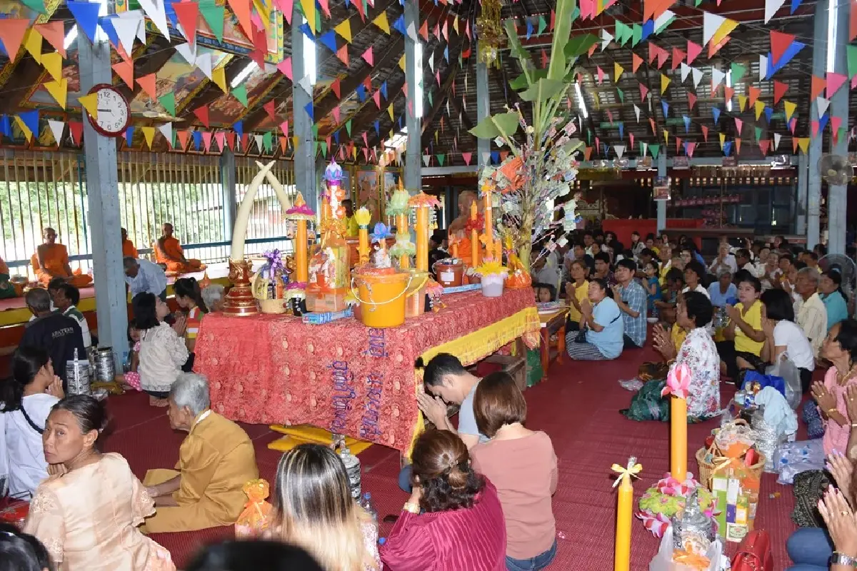 ประวัติวันเข้าพรรษา 2568 ทำไมต้องจำพรรษา ไปทำบุญ ถวายเทียนพรรษา