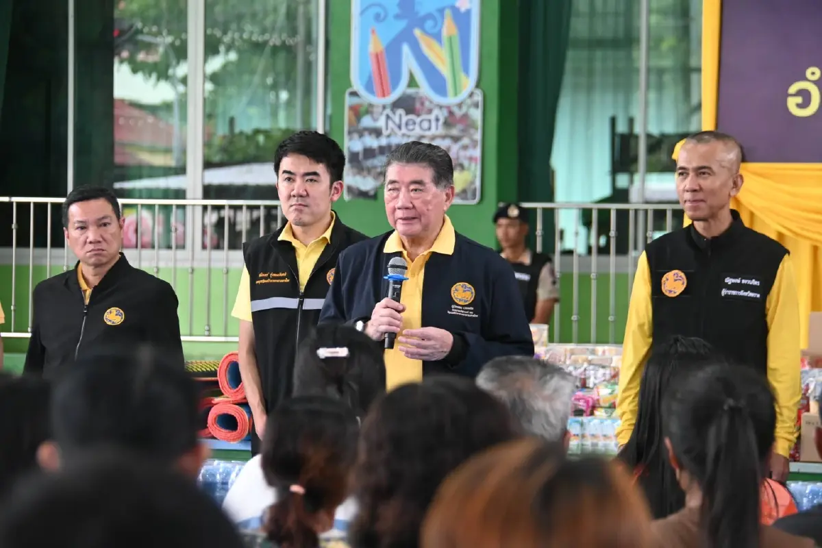 'ภูมิธรรม' เยี่ยมศูนย์อพยพ ตราด บอก 'แพทองธาร' ฝากส่งความห่วงใย