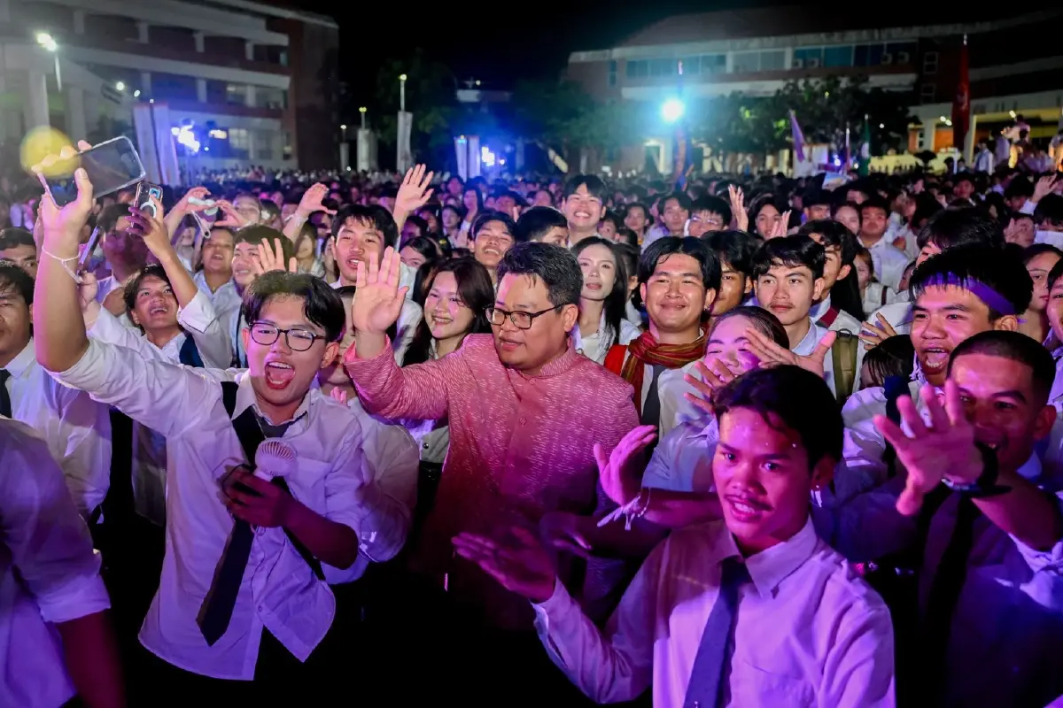 นิสิตมาเต็ม! แม่ทัพมนต์แคน 'พล.ท.บุญสิน' ขึ้นเวที บายศรีสู่ขวัญน้องใหม่