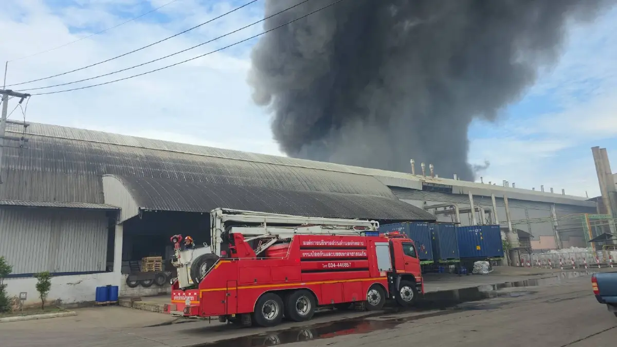 ไฟไหม้โรงงานยาง เมืองสมุทรสาคร เหตุท่อส่งน้ำมัน เร่งคุมเพลิงด่วน