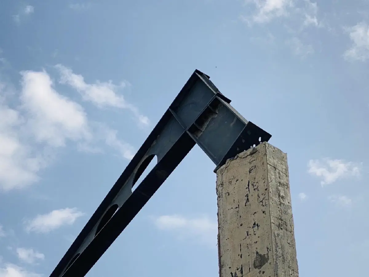 โครงสร้างอาคารเหล็ก ถล่ม ที่เวียงป่าเป้า คร่า 1 ชีวิต บาดเจ็บอีก 6