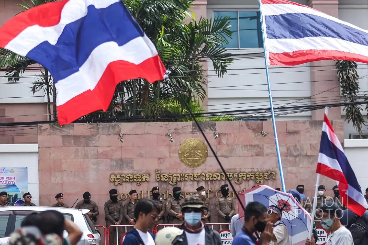 ‘ม็อบ’ บุก ‘สถานทูตกัมพูชา’ ประท้วง หลัง3ทหารไทยเหยียบกับระเบิด