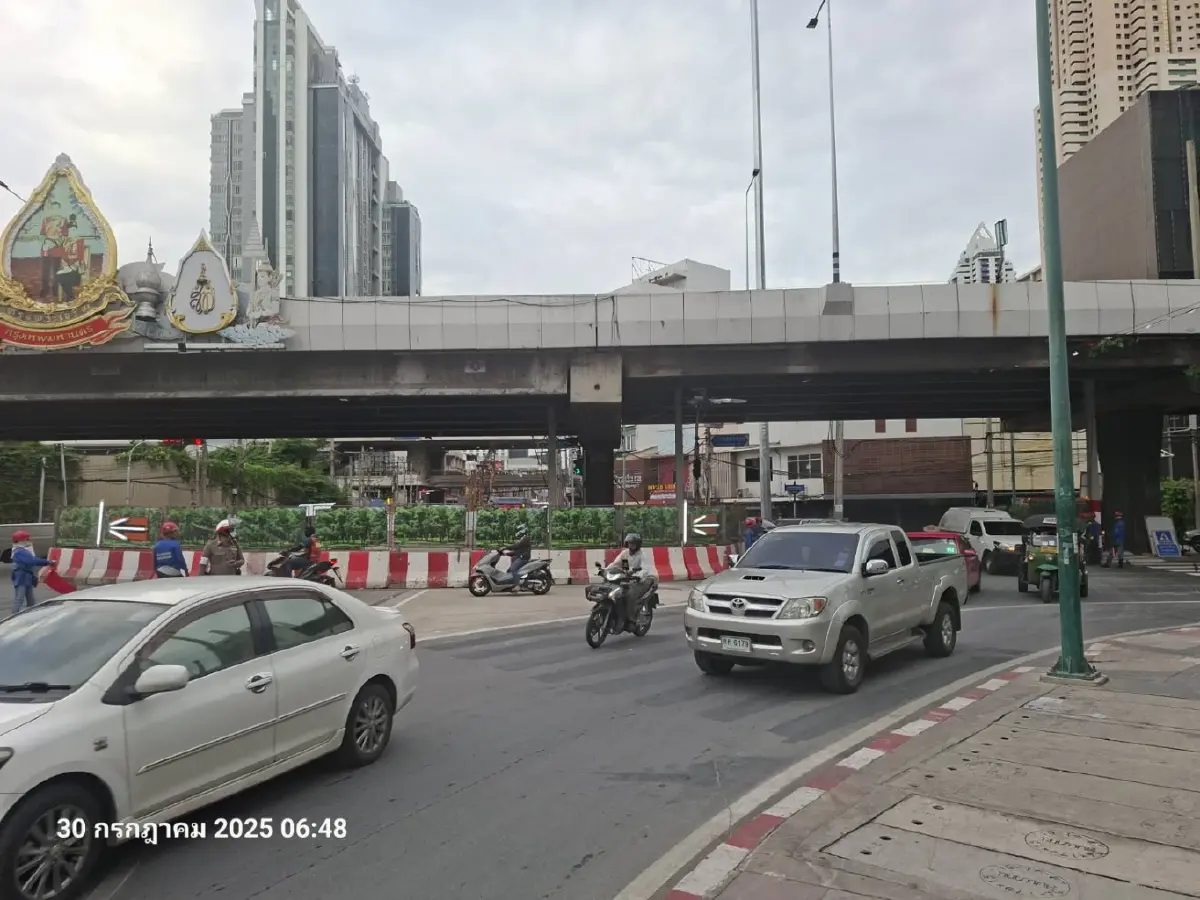 กระทบคนกรุงเทพ ปิดถนน เบี่ยงจราจร ถนนราชปรารภ สร้างกำแพงกันดิน