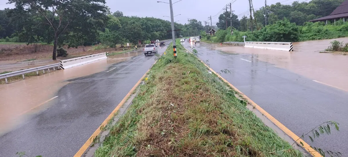 น่านอ่วม น้ำท่วมถนน 101 หน้าป้อมตำรวจเวียงสา รถเล็กผ่านไม่ได้