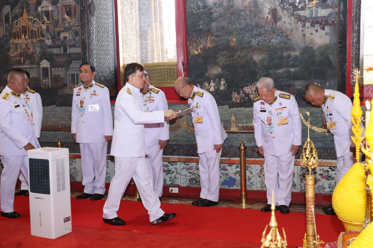 ในหลวง-พระราชินี เสด็จฯ ทรงเปลี่ยนเครื่องทรงฤดูฝน พระแก้วมรกต
