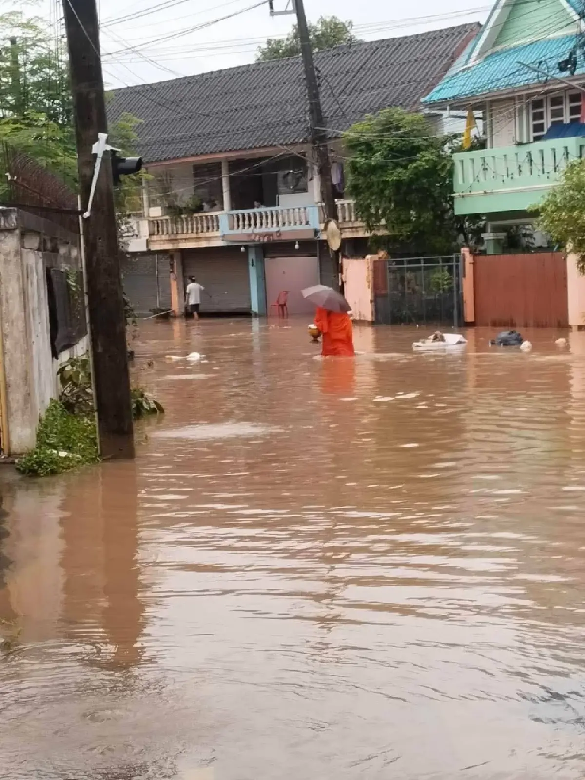 ตากวิกฤตหนัก น้ำท่วมตลาดริมเมยทะลัก 2 เมตร รถเล็กจมมิดห้ามผ่าน