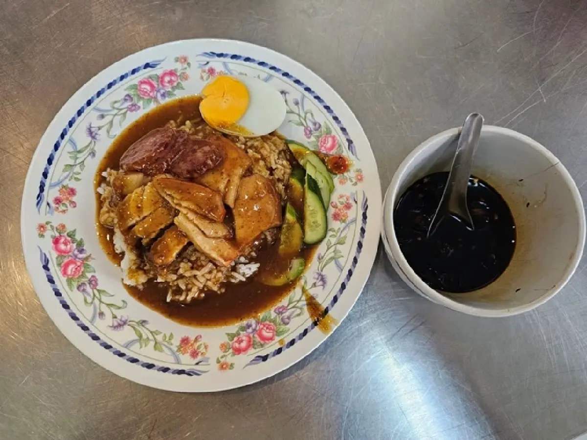 ราดหน้ายอดผัก ‘อภิโภชน์’ สูตรต้นตำรับ 50 ปี ของอร่อยซอยมัยลาภ