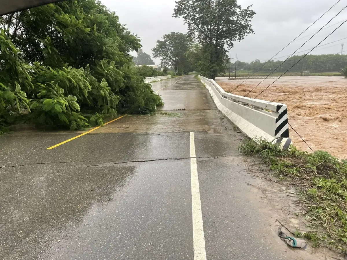 พิษพายุวิภา น้ำท่วมน่าน สะพานข้ามแม่น้ำปัวพังถล่ม ถนนถูกตัดขาด