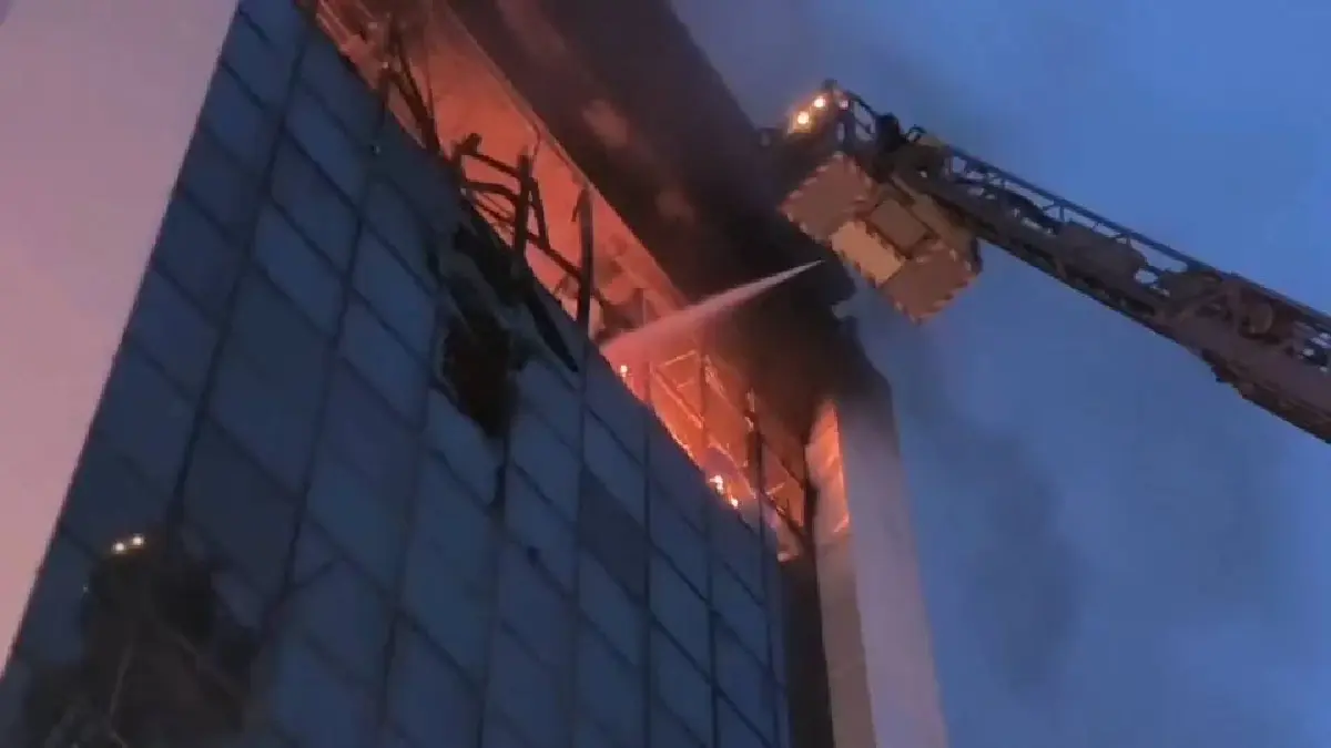 ไฟไหม้ตึกสูงกลางกรุงสุขุมวิท 71 ชั้น 6 วอดหมด กู้ภัยเร่งดับเพลิง