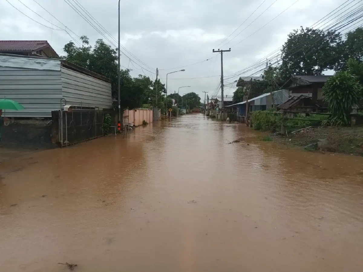 ฝนตกหนัก น่านอ่วม 'น้ำท่วมถนน' รถสัญจรผ่านไม่ได้ 2 สายทาง เช็กด่วน