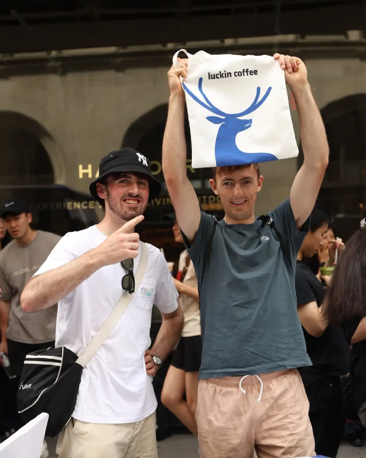 เชนร้านกาแฟเบอร์ 1 จีน 'Luckin Coffee' บุกสหรัฐ เปิดสาขาแรกที่นิวยอร์ก