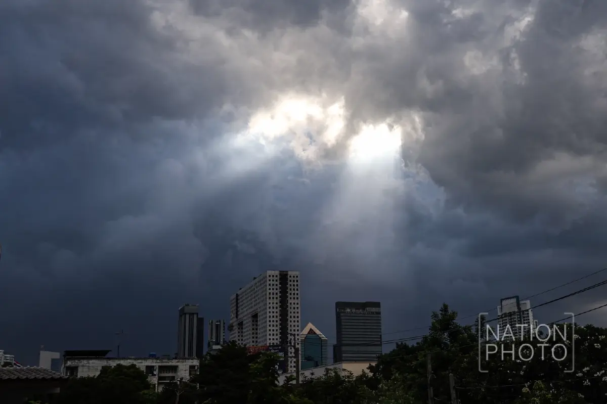 ชมชัดๆ 'ลำแสงสีทอง' ปรากฏการณ์ทินดอลล์ อวดโฉมเหนือฟ้ากรุงเทพฯ