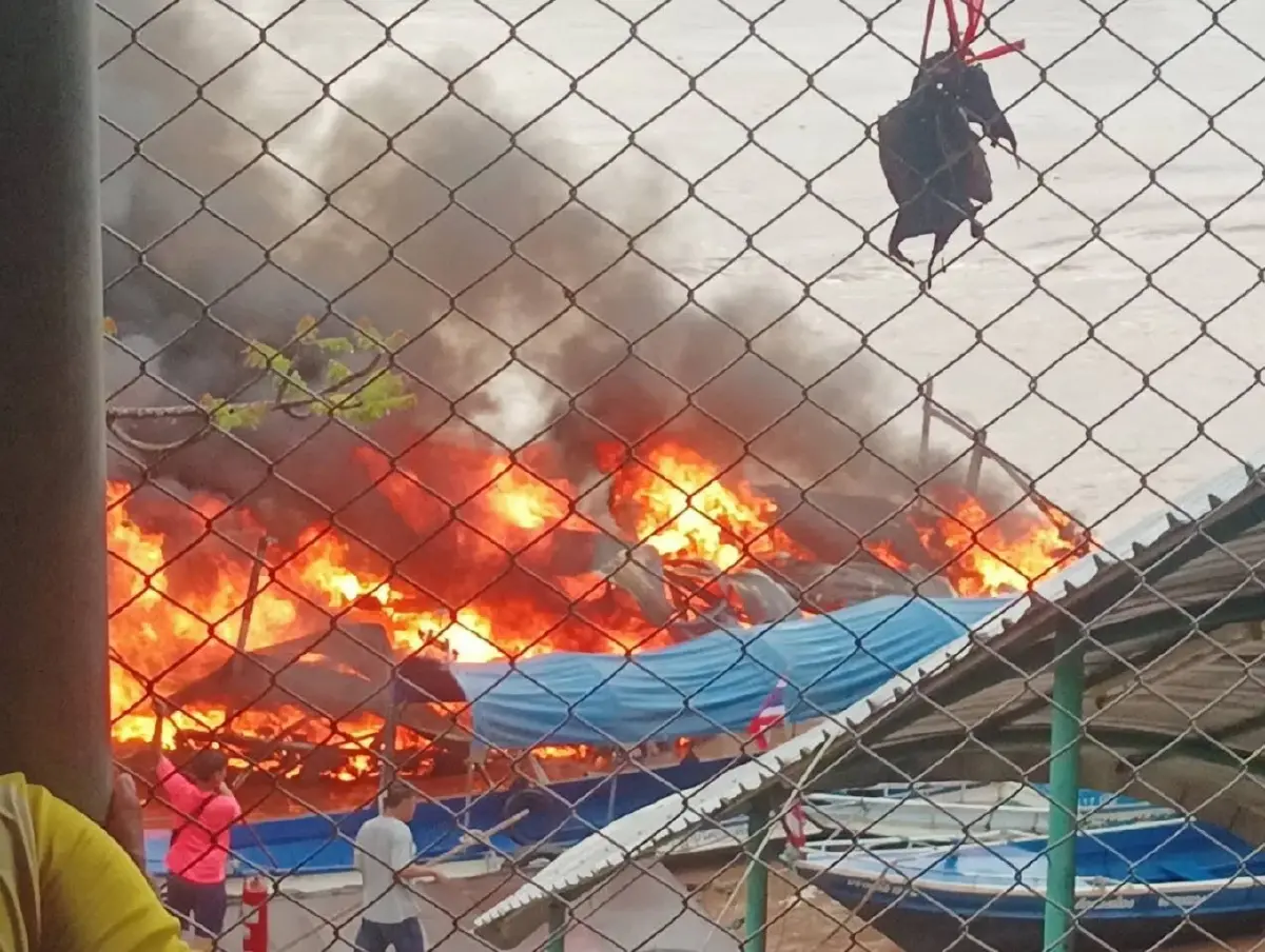 ด่วน ไฟไหม้เรือริมโขงเชียงแสน จ.เชียงราย เสียหายทั้งลำ จมน้ำแล้ว