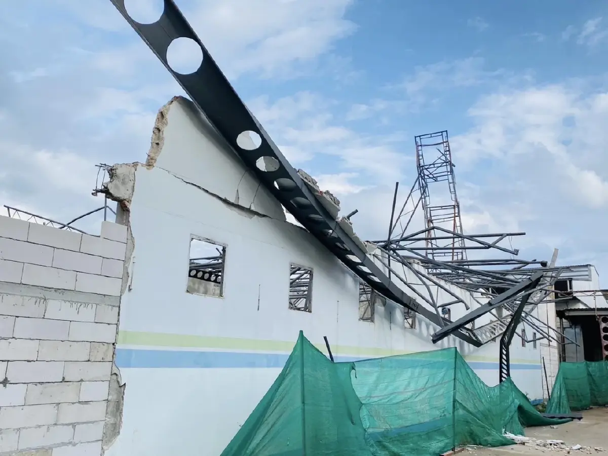 โครงสร้างอาคารเหล็ก ถล่ม ที่เวียงป่าเป้า คร่า 1 ชีวิต บาดเจ็บอีก 6