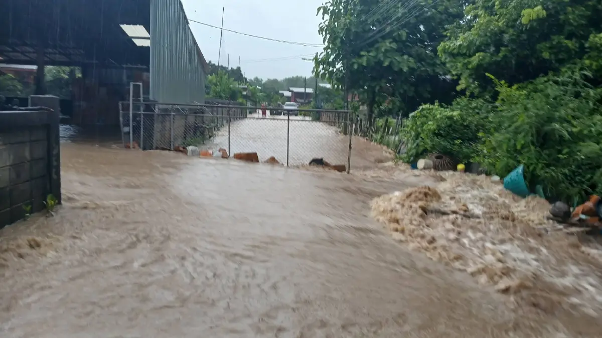 ด่วน! น้ำท่วมแพร่ น้ำป่าทะลักบ้านเรือนเสียหายหนัก วัดดังจมบาดาล