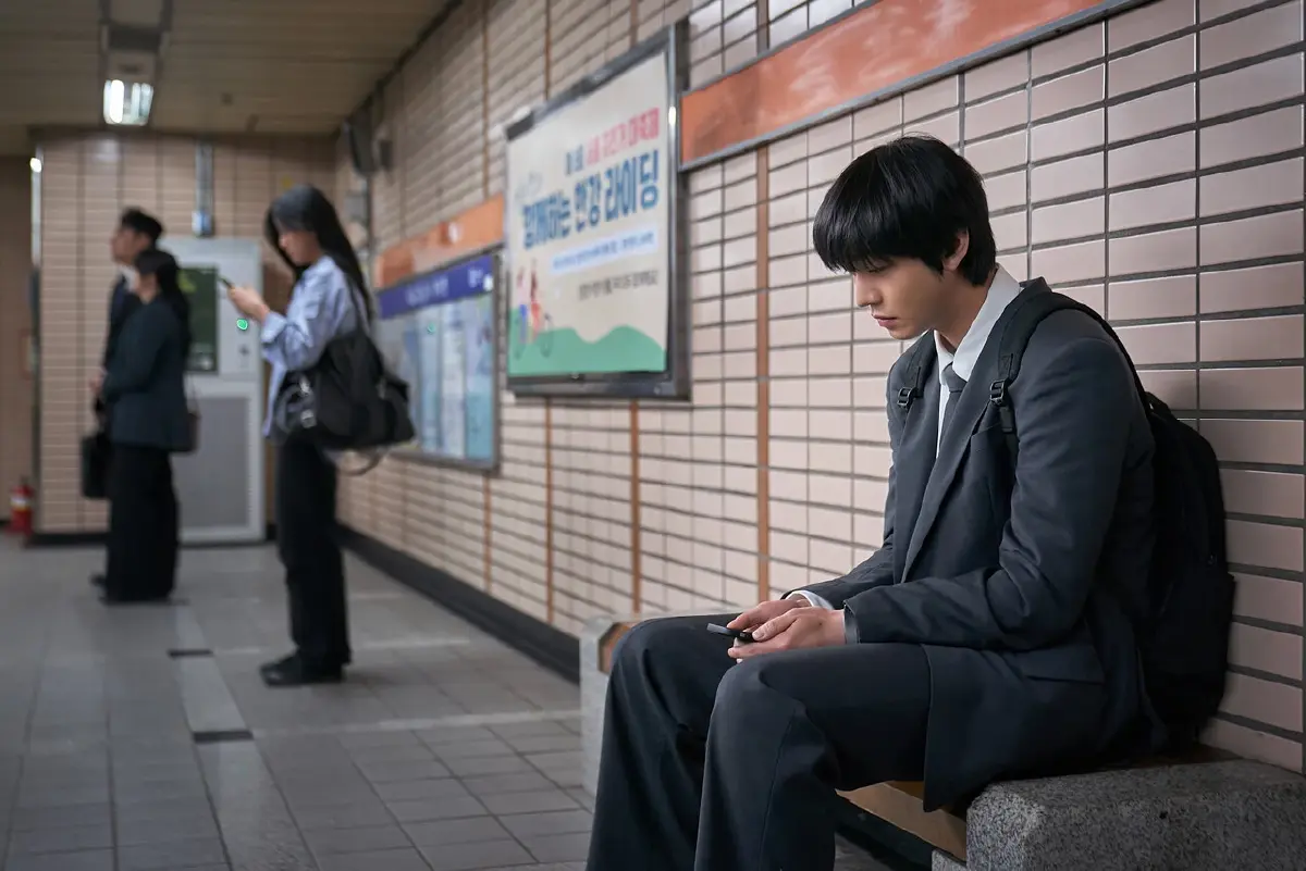 ‘อ่านชะตาวันสิ้นโลก’ หนังใหม่ ‘จีซู-อีมินโฮ’ เปิดตัวอันดับ 1