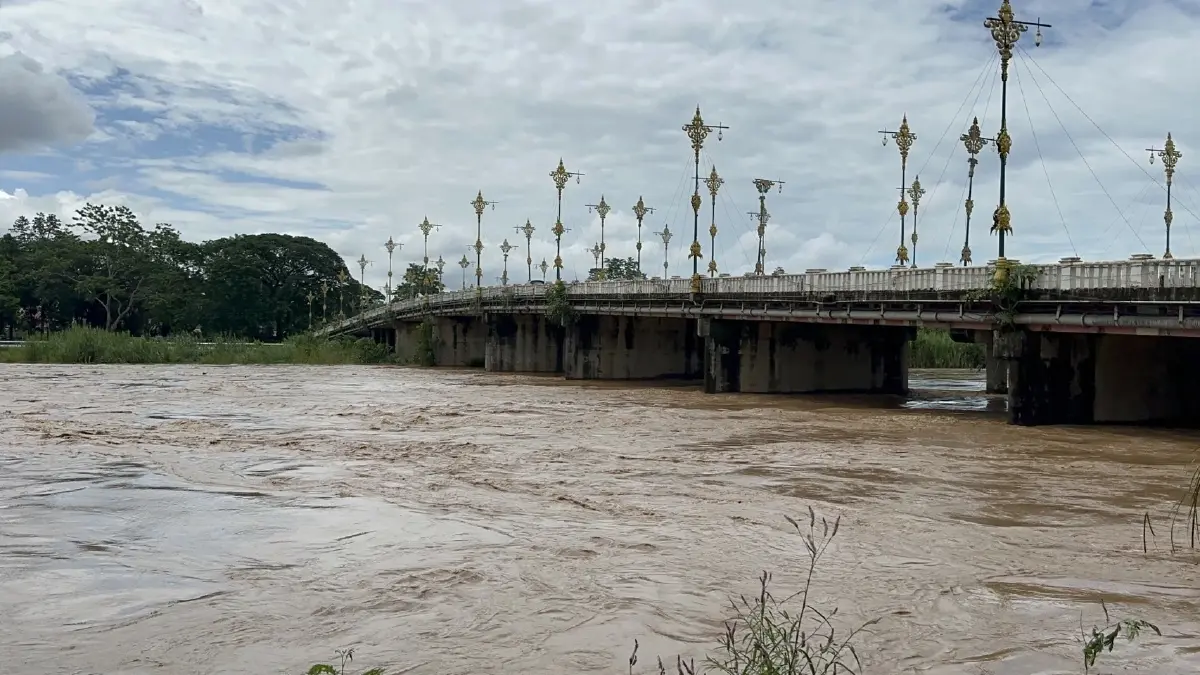 เชียงรายเสี่ยงท่วม! แม่น้ำกกจ่อวิกฤต ชาวบ้านเร่งย้ายสิ่งของ