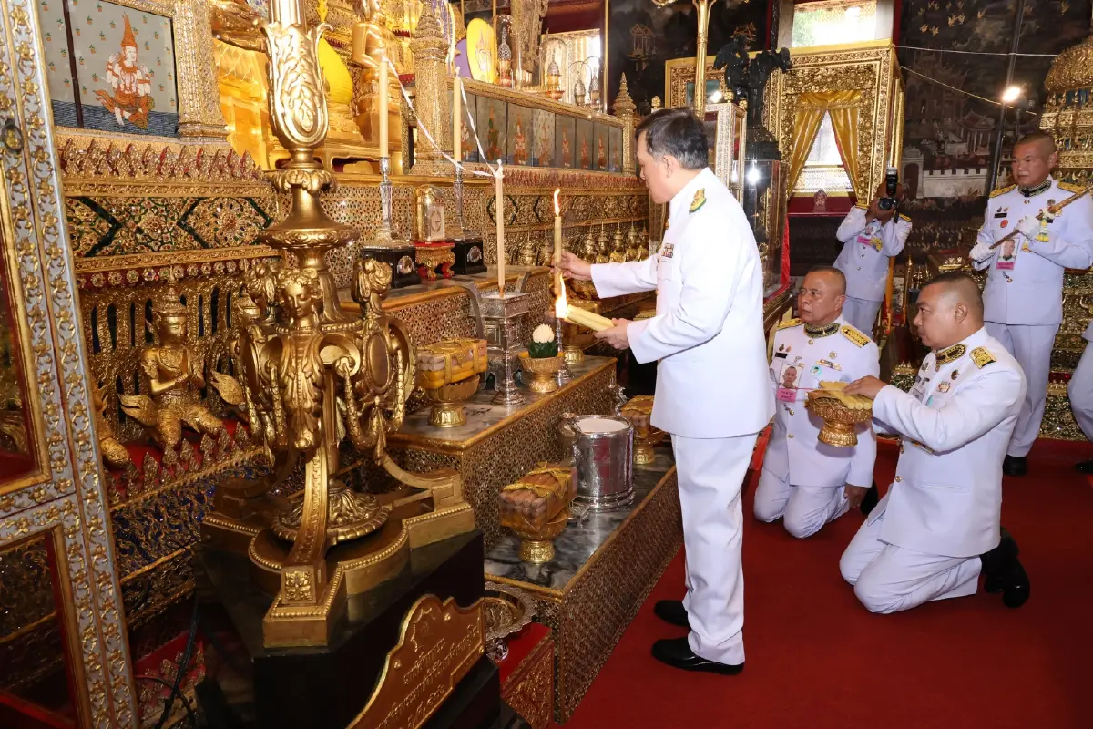 ในหลวง-พระราชินี เสด็จฯ ทรงเปลี่ยนเครื่องทรงฤดูฝน พระแก้วมรกต