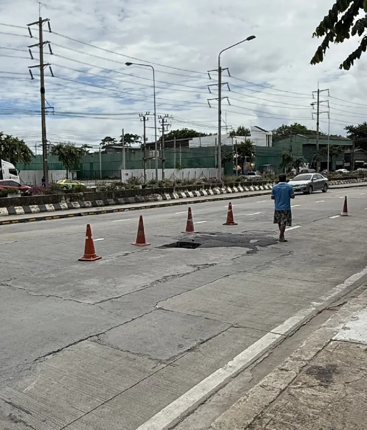 กลับบ้านวันศุกร์ระวังรถติด ถนนทรุด ถนนพระราม 3 เกิดซ้ำจุดเดิม