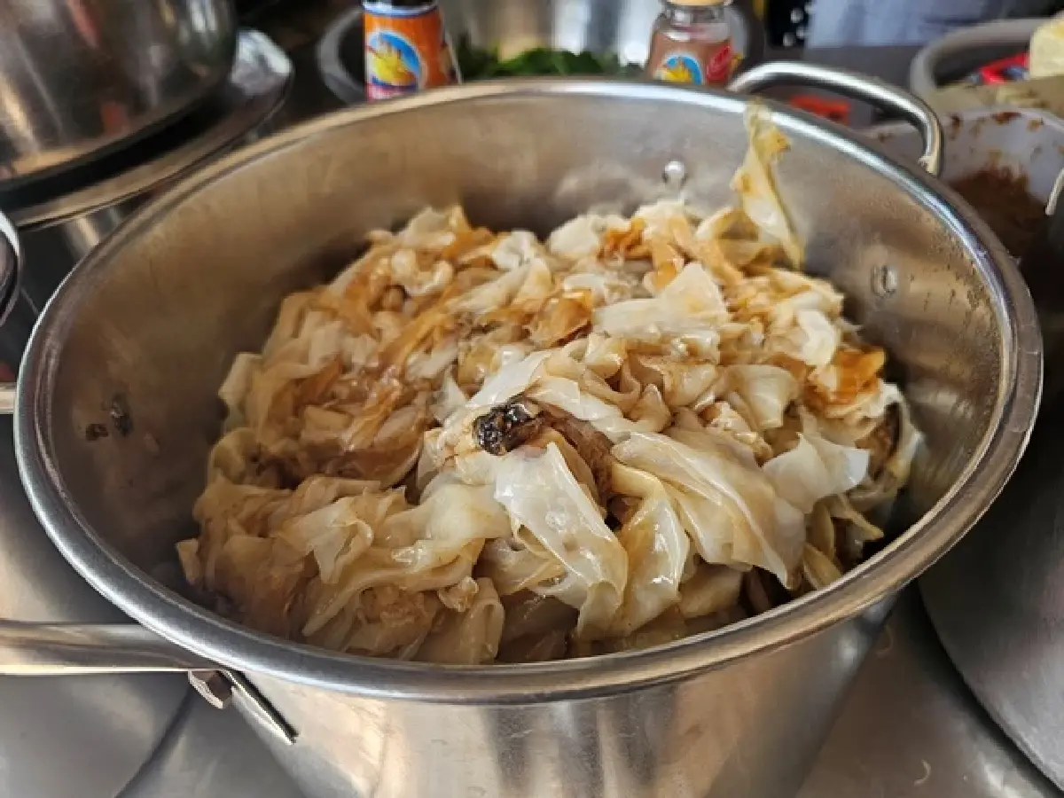 ก๋วยเตี๋ยวราดหน้า ‘ไอ้หนูยอดผัก สวนสยาม’ หอมกลิ่นกระทะ