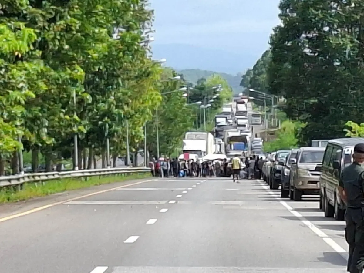 ชาวบ้านท่าแซะ จ.ชุมพร ปิดถนนประท้วง ปมเดือดเก็บปาล์มในป่า