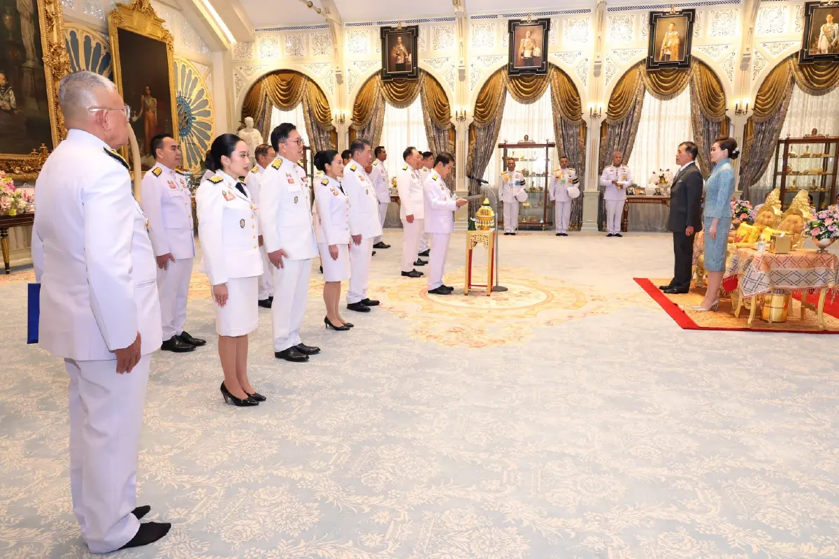 11.11 น. ในหลวง-ราชินี เสด็จออกฯ ให้รรท.นายกฯนำ รมต.ใหม่ ถวายสัตย์