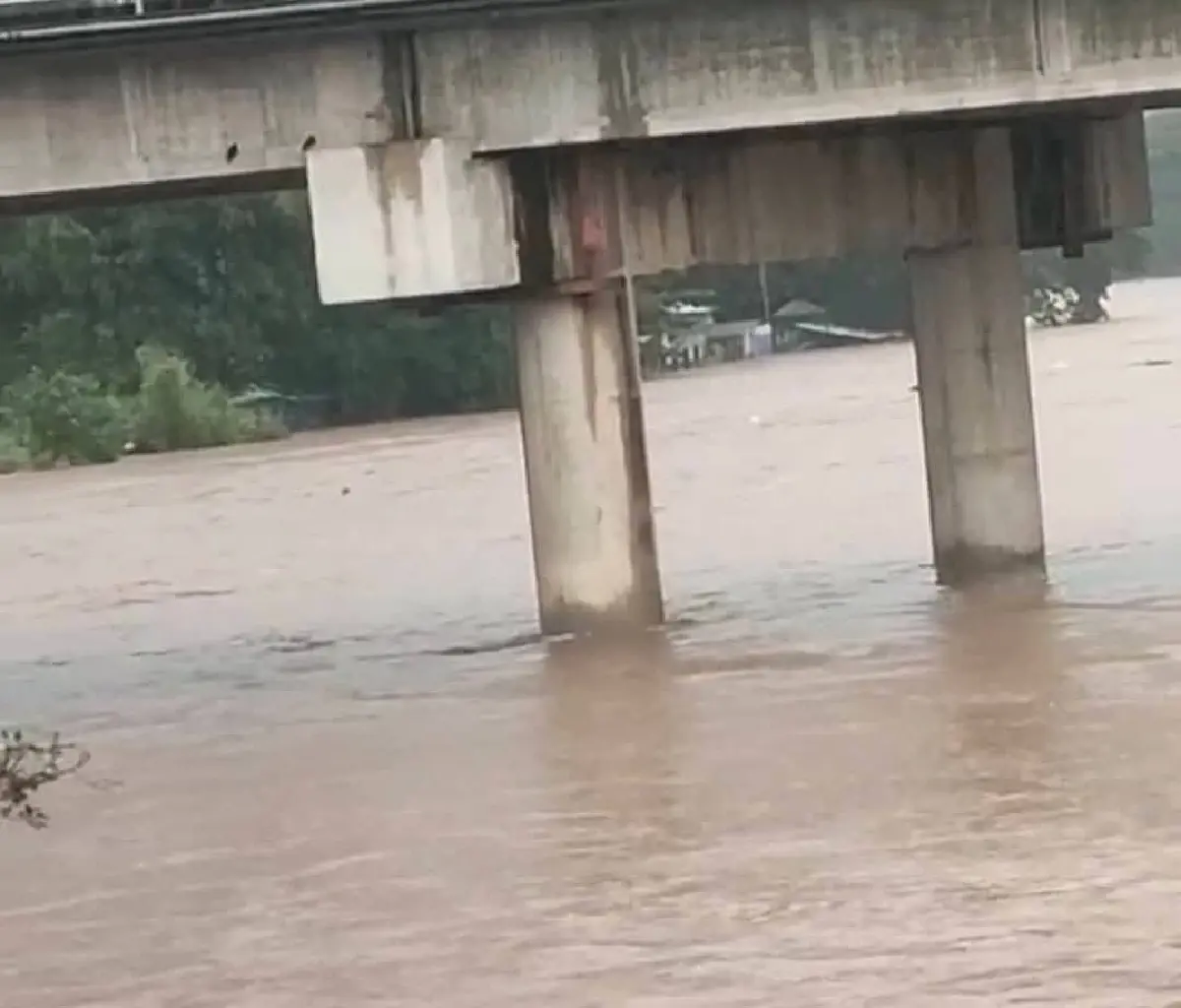 ตากวิกฤตหนัก น้ำท่วมตลาดริมเมยทะลัก 2 เมตร รถเล็กจมมิดห้ามผ่าน