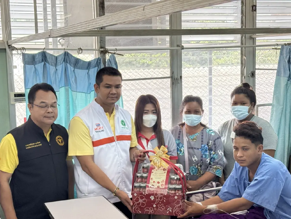 รมช.สธ.ลงพื้นที่จ.ศรีสะเกษให้กำลังบุคลากรทางการแพทย์-ประชาชน