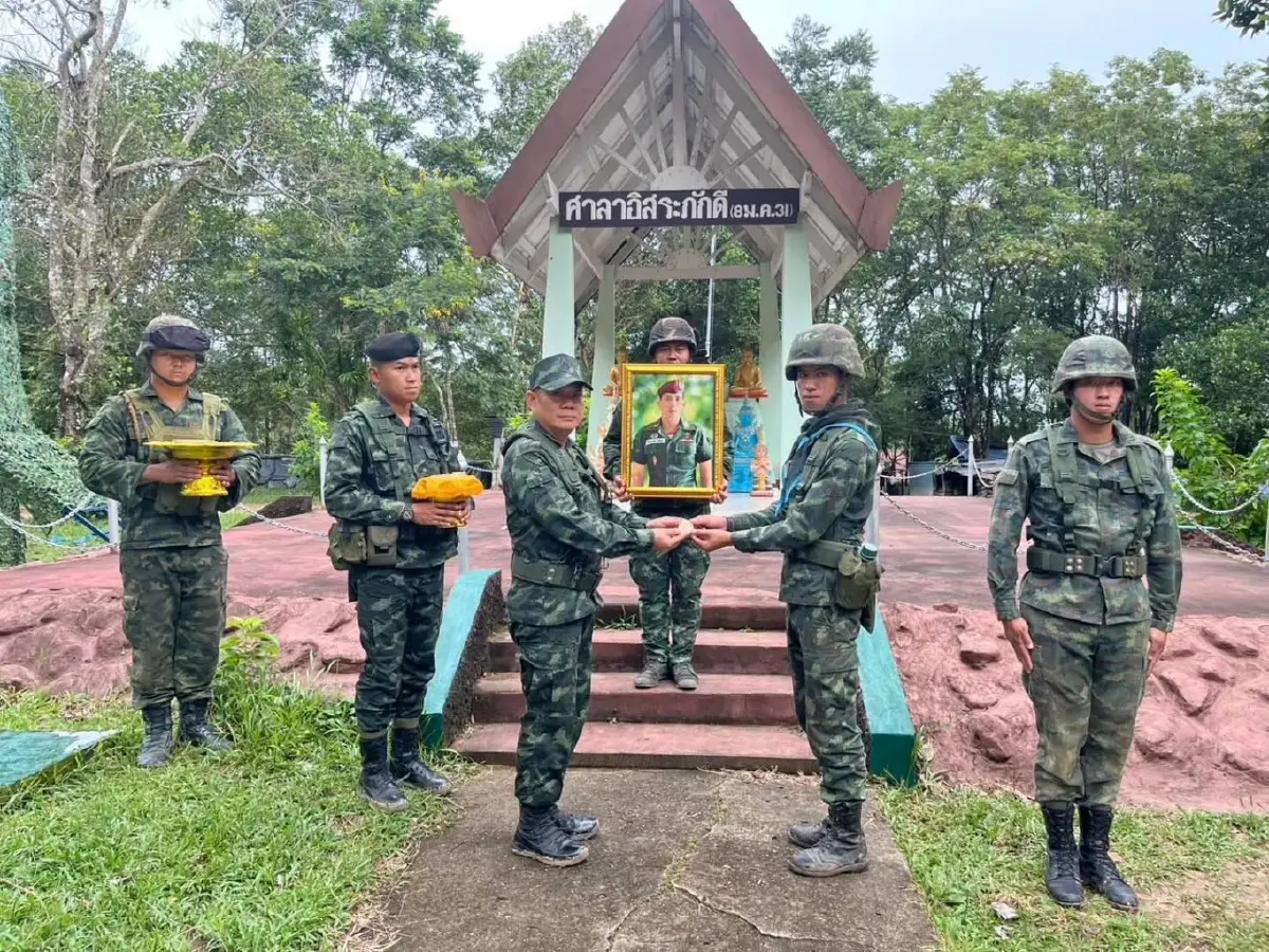 ผบ.ฉก.1 กกล.สุรนารี อัญเชิญ 'เหรียญพระราชทาน' มอบให้ทหารชายแดน