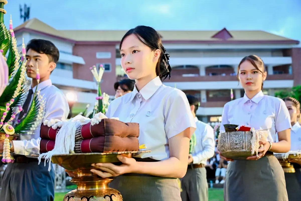 นิสิตมาเต็ม! แม่ทัพมนต์แคน 'พล.ท.บุญสิน' ขึ้นเวที บายศรีสู่ขวัญน้องใหม่