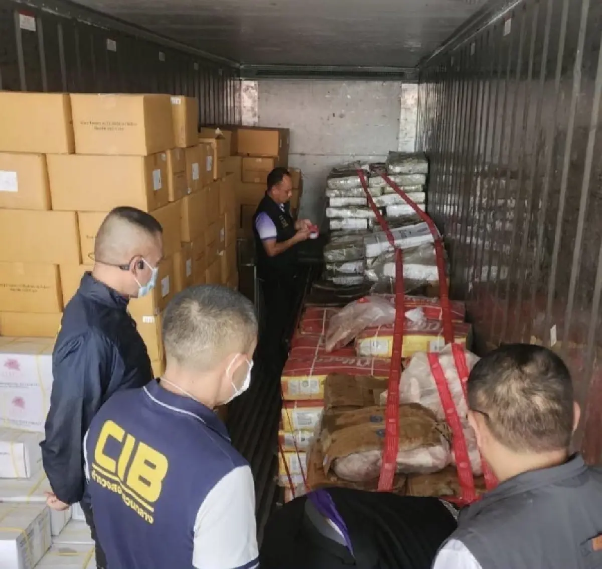 ทลายห้องเย็นเชียงราย ยึดซากเนื้อสัตว์นำเข้าผิดกฎหมายกว่า 4 ตัน