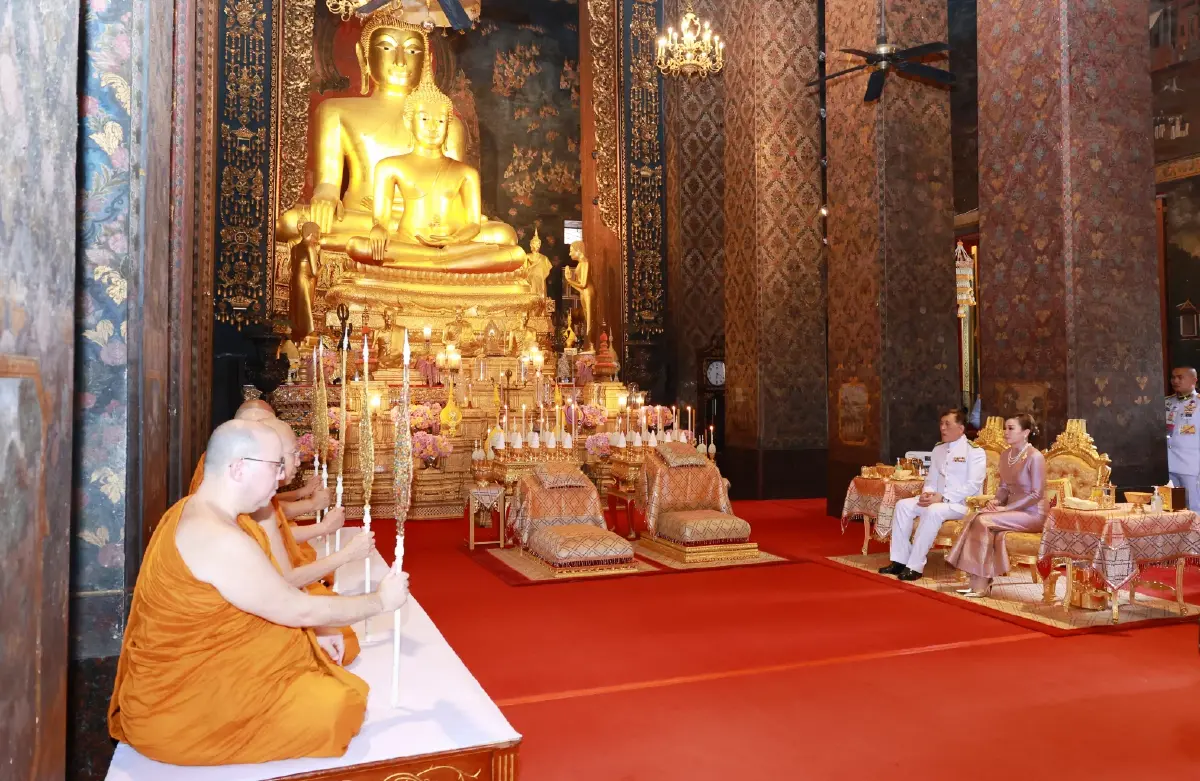 ในหลวง พระราชินี ทรงบำเพ็ญพระราชกุศล เนื่องในเทศกาลเข้าพรรษา 2568
