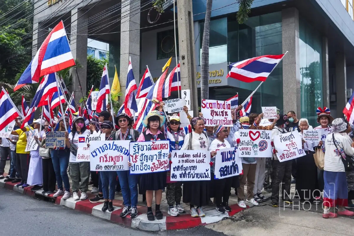 ‘ม็อบ’ บุก ‘สถานทูตกัมพูชา’ ประท้วง หลัง3ทหารไทยเหยียบกับระเบิด
