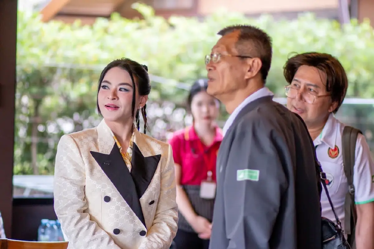 มาดามหยก ต้อนรับ เยาวชนไทยในสหรัฐฯ เยือนแผ่นดินแม่ ถวายพระพร ในหลวง- ราชินี