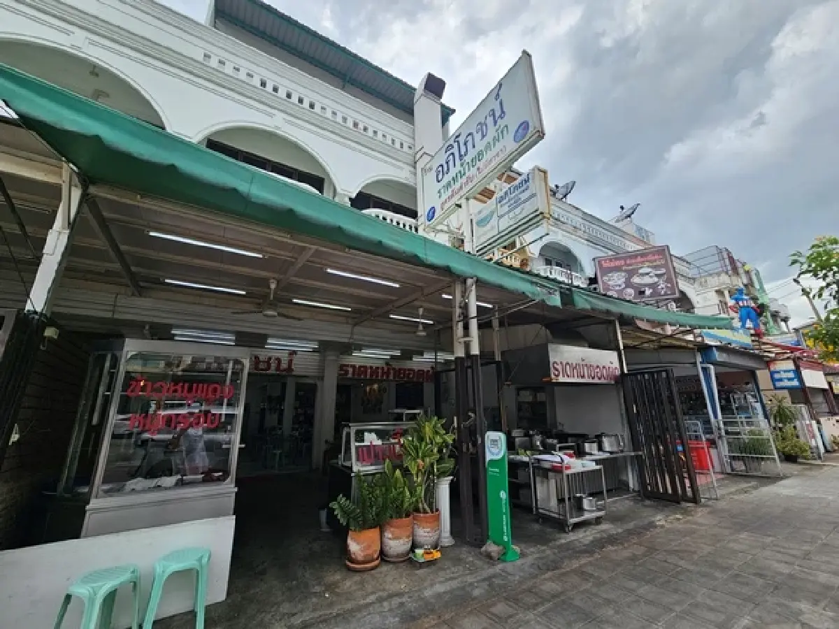 ราดหน้ายอดผัก ‘อภิโภชน์’ สูตรต้นตำรับ 50 ปี ของอร่อยซอยมัยลาภ